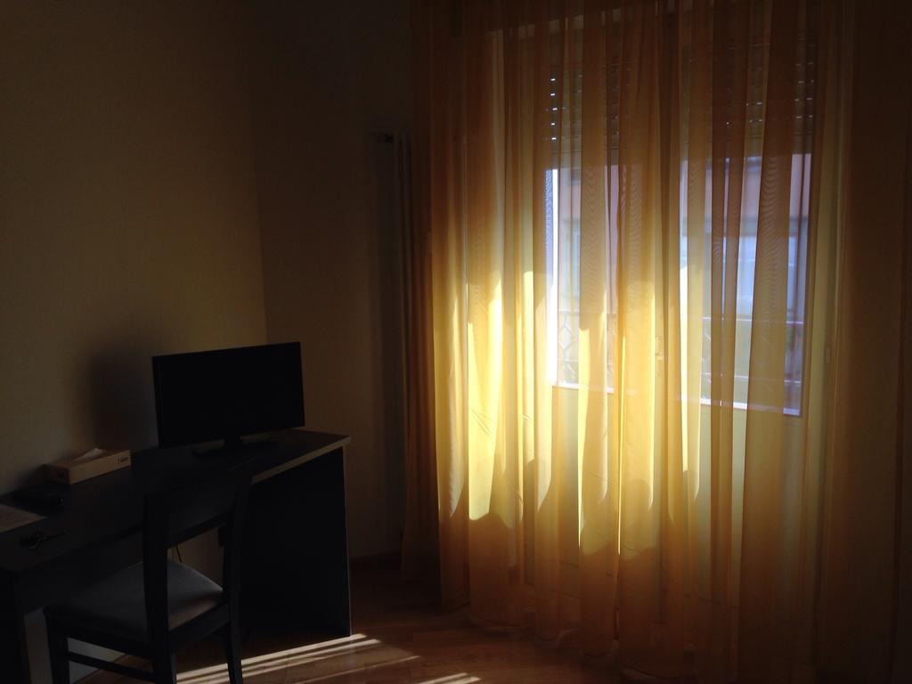 De La Tour Hotel Tirano Bilik gambar