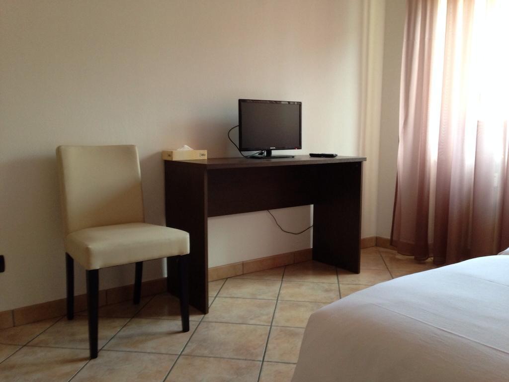 De La Tour Hotel Tirano Bilik gambar
