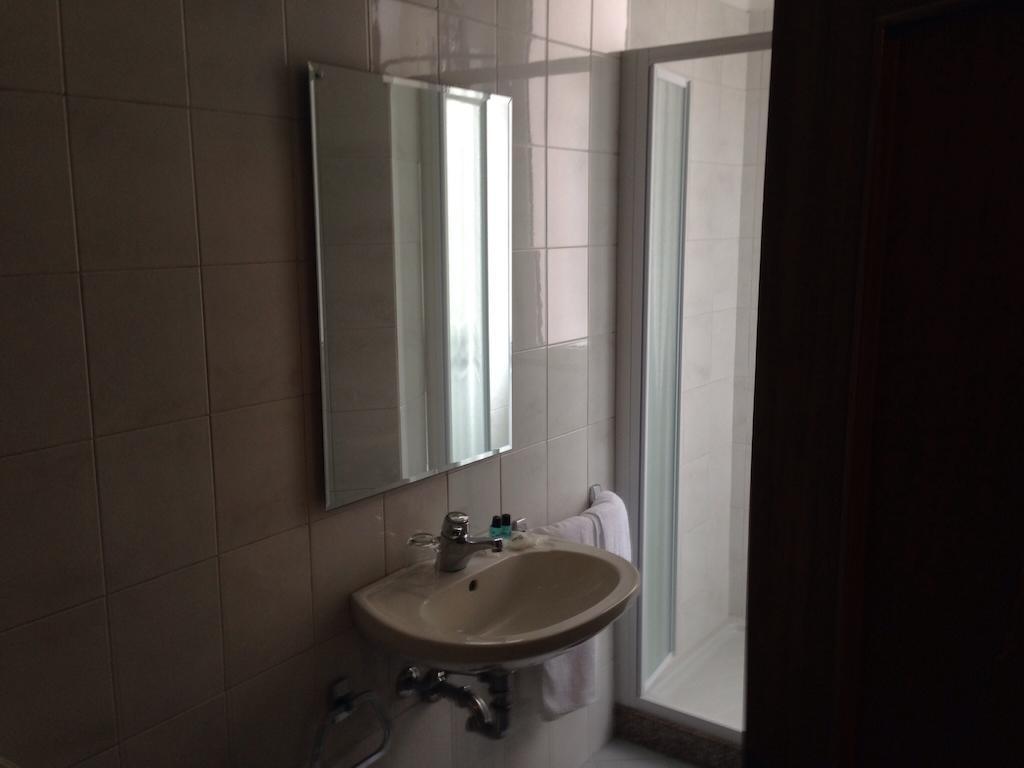 De La Tour Hotel Tirano Bilik gambar