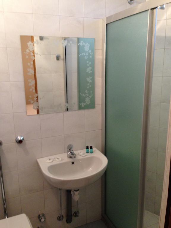 De La Tour Hotel Tirano Bilik gambar