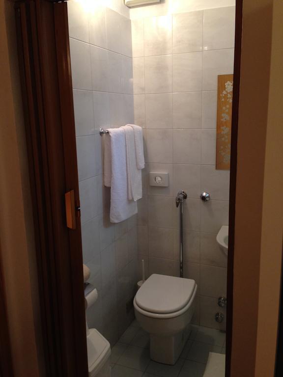 De La Tour Hotel Tirano Bilik gambar
