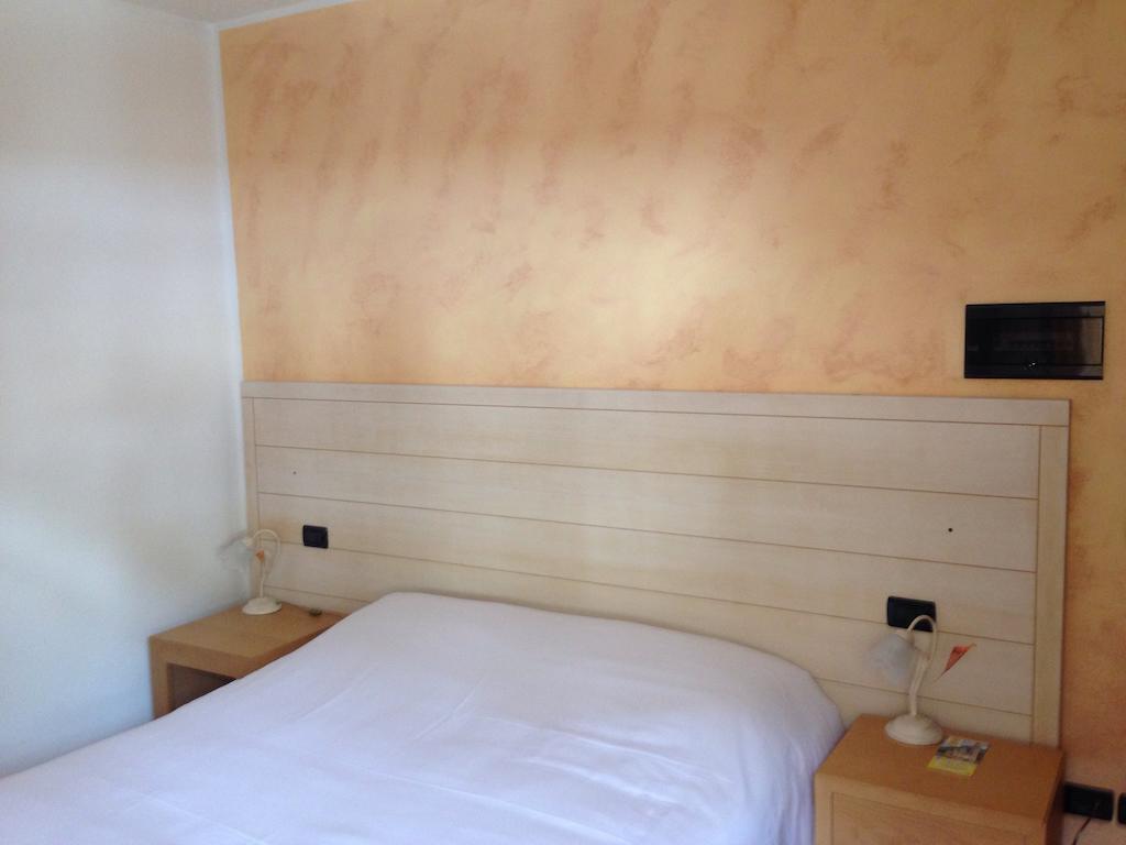 De La Tour Hotel Tirano Bilik gambar