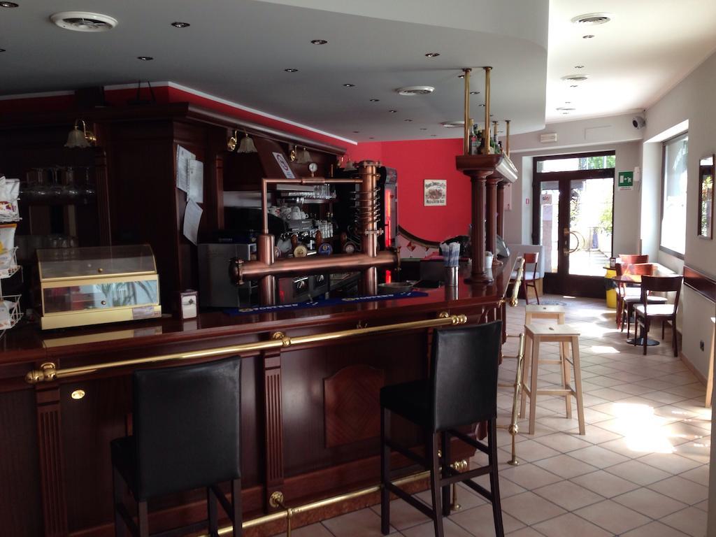 De La Tour Hotel Tirano Luaran gambar
